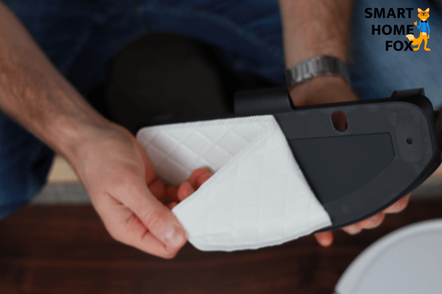 Attaching the wipe to the water tank of the Ecovacs Deebot OZMO T8